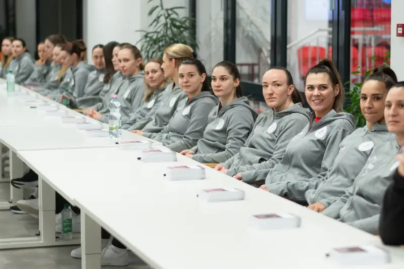  SZURKOLÓI ANKÉT  ÉS DEDIKÁLÁS