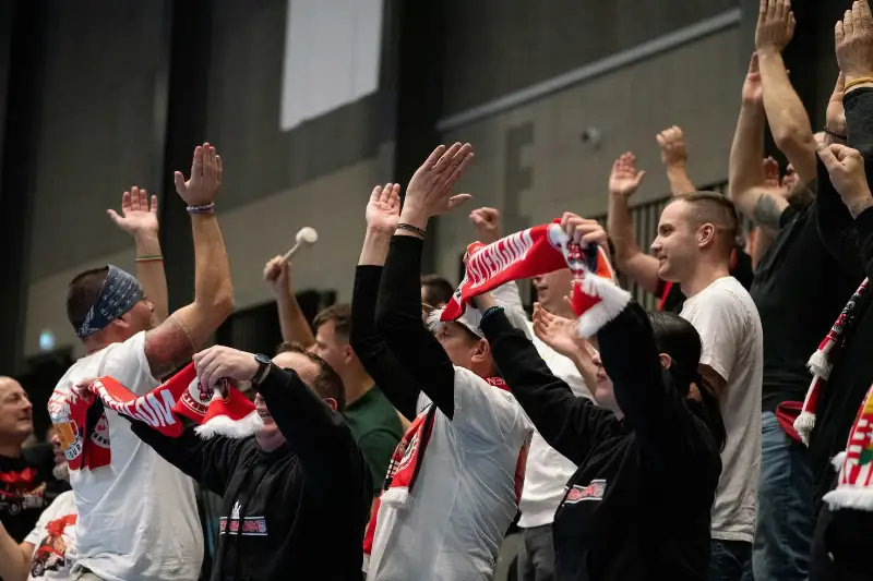  MÖGÖTTÜNK  A LELÁTÓ